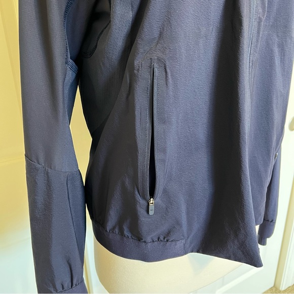 Lululemon Run On Jacket 10 Blue womens Midnight Navy Waterproof Windbreaker - Picture 4 of 16